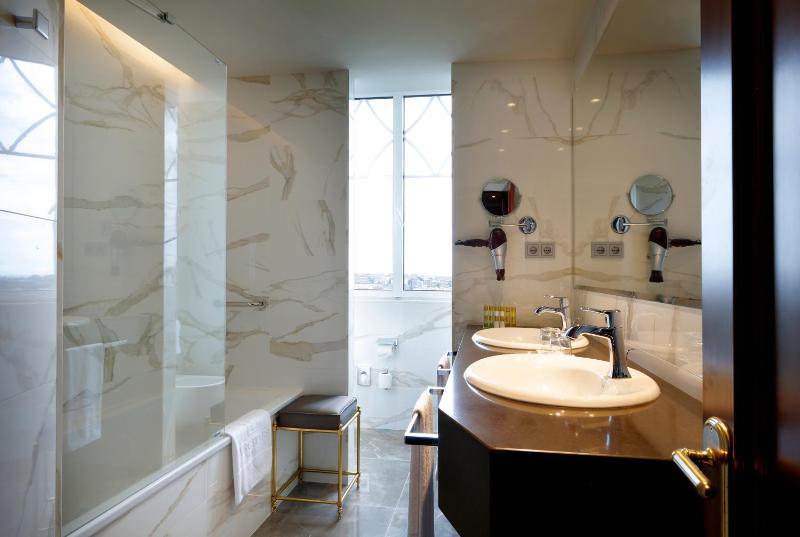 Superior Double Room with Sea View and Spa Access image 2