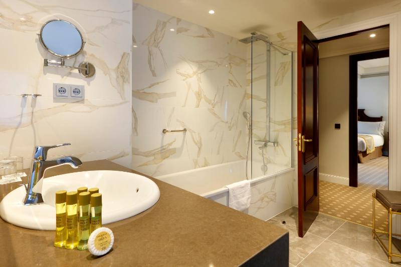 Premium Room with Sea View image 3