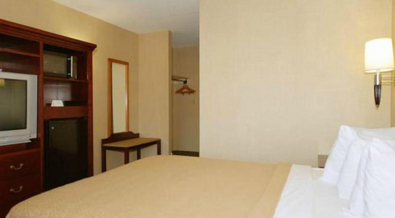 Queen Room - Non-Smoking image 1