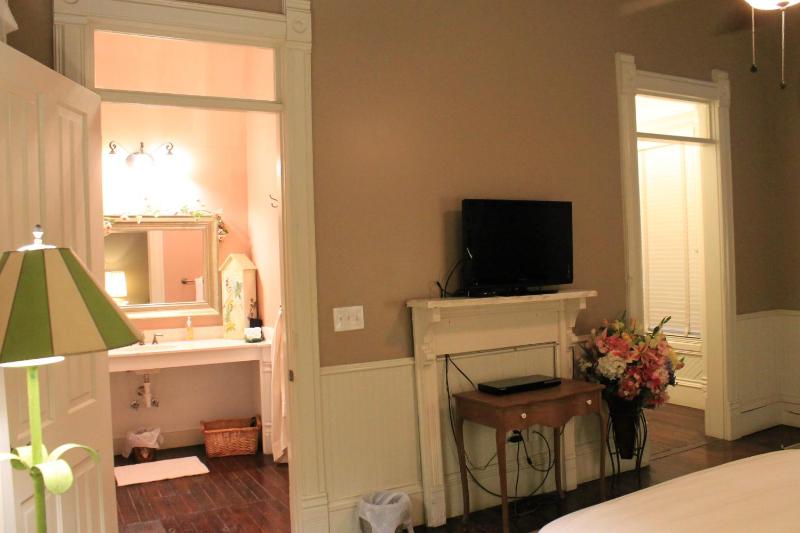 Suite with Garden View image 4