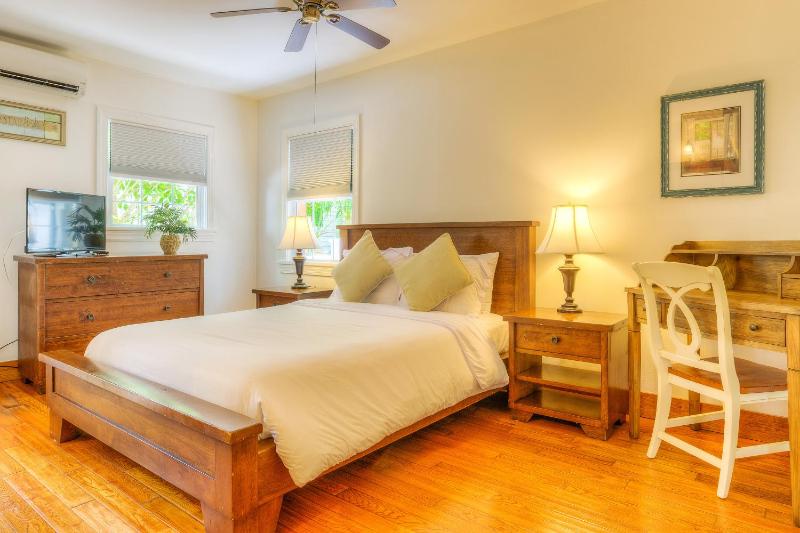 Queen Room with Pool View image 2