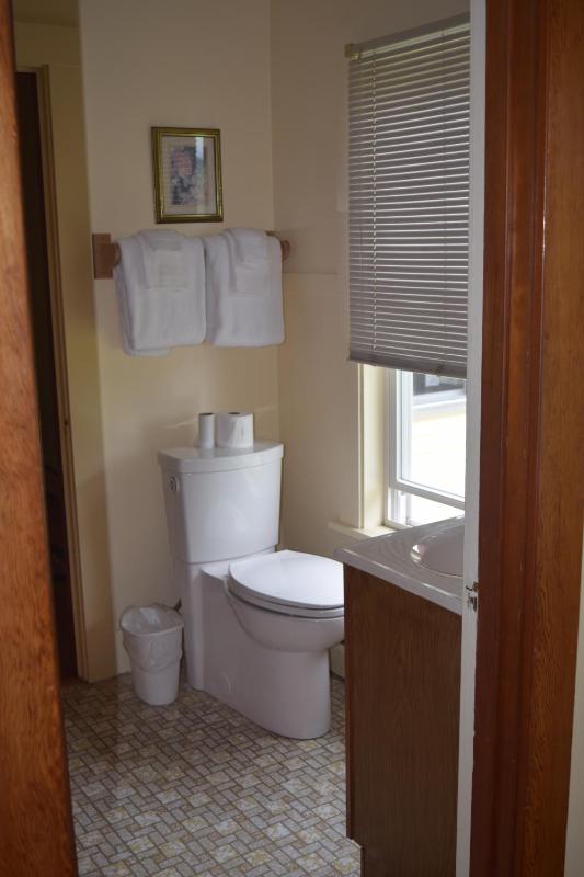 Standard Queen Room image 4