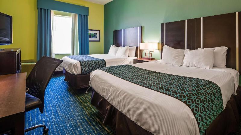 Queen Room with Two Queen Beds image 3