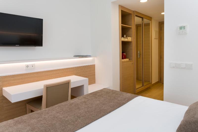 Double room with garden views image 3