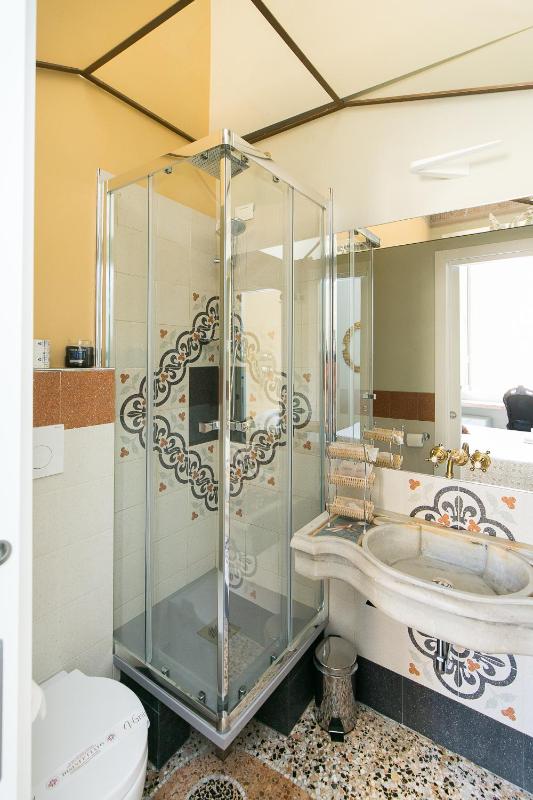 Deluxe King Room image 3