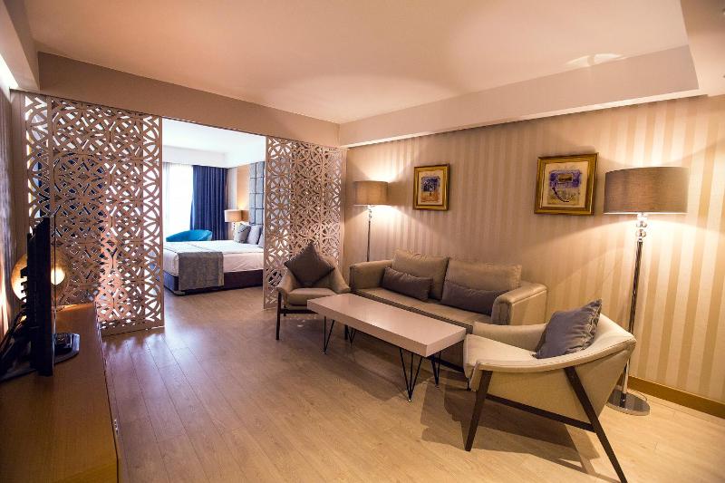 Deluxe Suite with Bosphorus View image 1