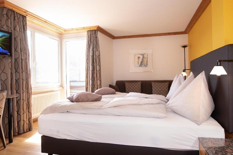 Double Room with Balcony image 4