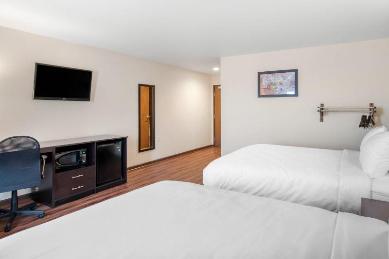 Queen Room with Two Queen Beds - Non-Smoking image 2
