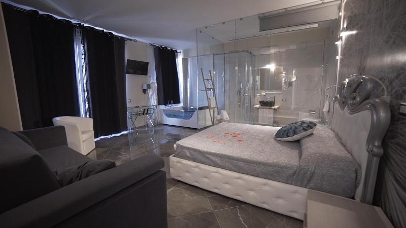 King Suite with Spa Bath image 3