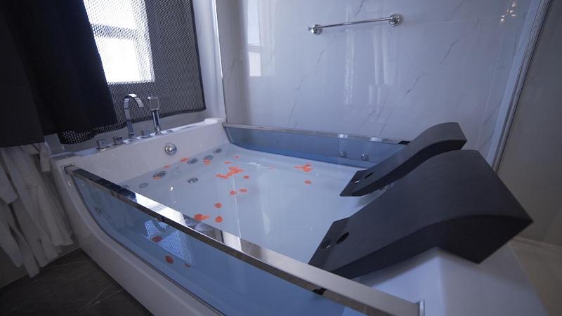 King Suite with Spa Bath image 3