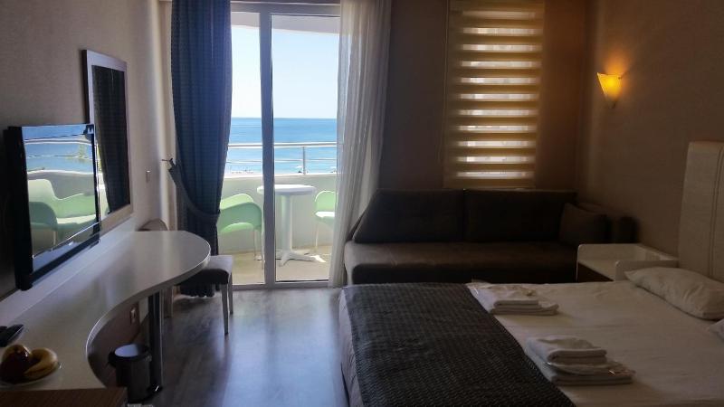 Deluxe Double Room with Sea View image 2