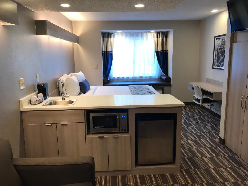 Queen Room - Mobility Accessible Suite/Non-Smoking image 4