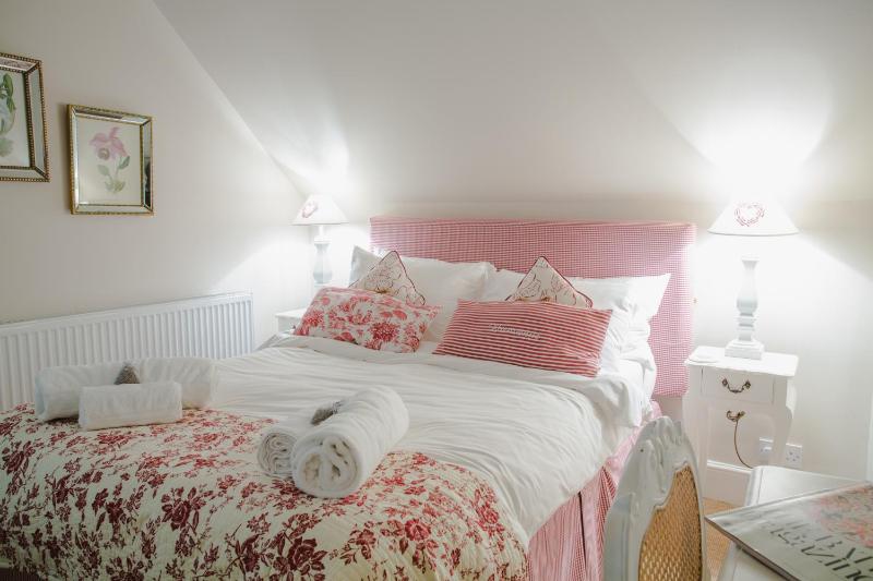 Classic Double Room image 2