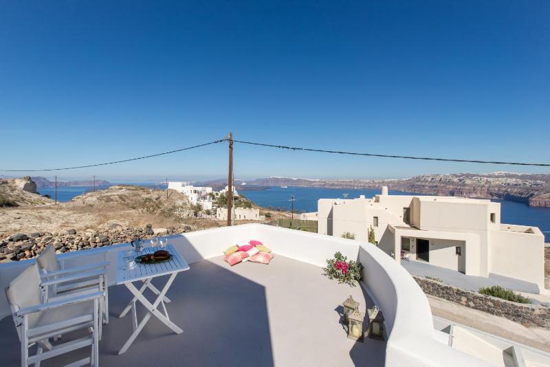Two-Bedroom Apartment with Caldera View and Plunge Pool image 3