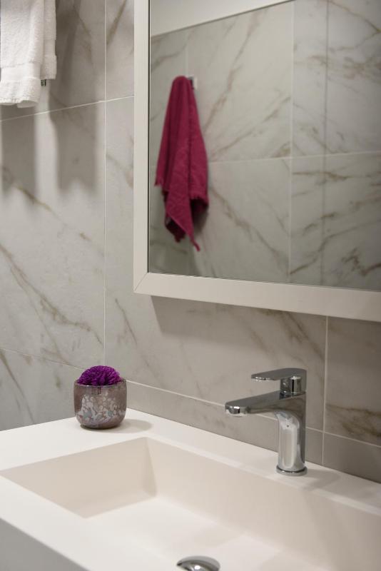 Deluxe Triple Room with Balcony and City View image 4