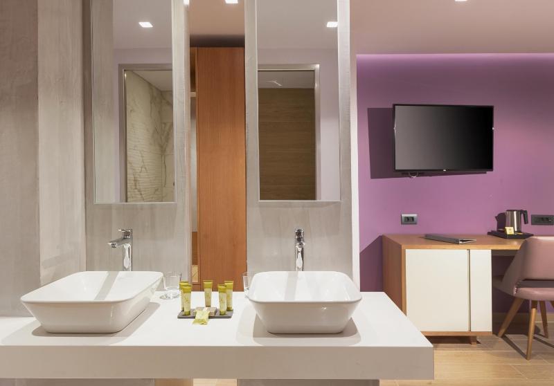 Double or Twin Room image 2