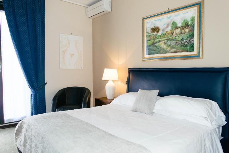 Deluxe Double or Twin Room image 3