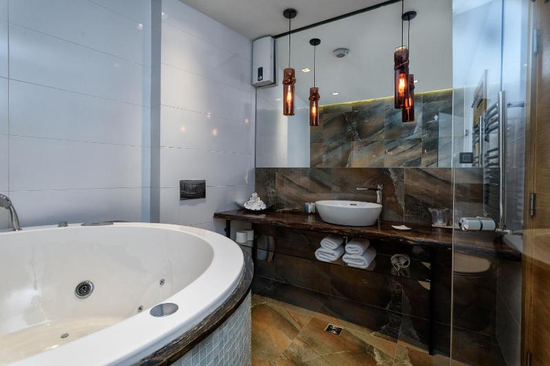 Luxury One-Bedroom Apartment with Hot Tub and Terrace image 4