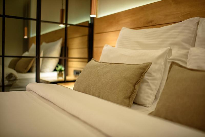 Luxury One-Bedroom Apartment with Hot Tub and Terrace image 2