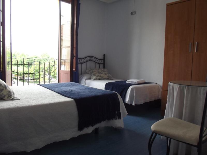 Triple Room with Shared Bathroom image 1