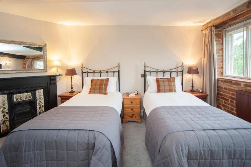 Twin Room image 3