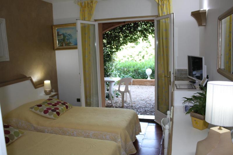 Twin Room with Shower image 2