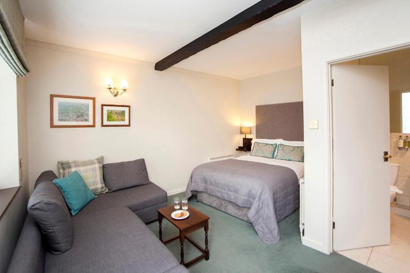 Double Room image 3