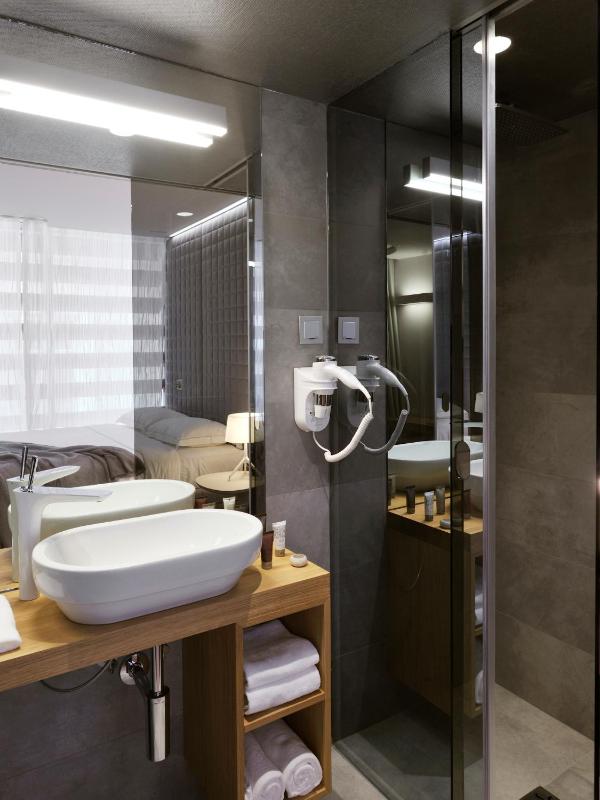 Double or Twin Room image 3