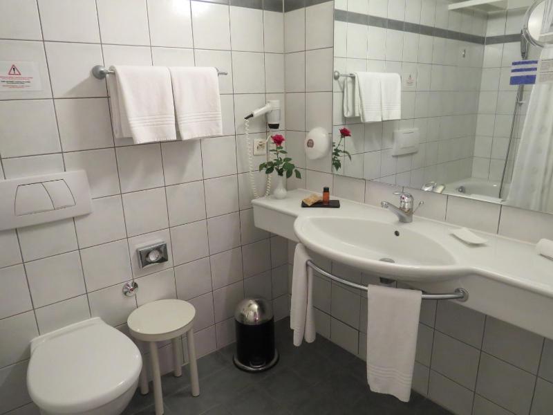 Twin Room with Lake View image 3