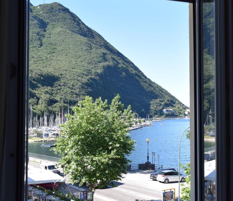Double Room with Lake View image 4