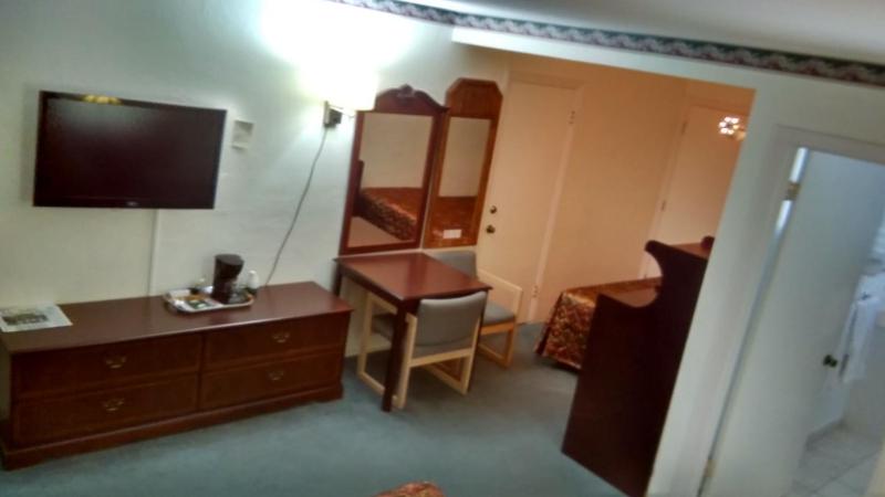 Standard Queen Room with Two Queen Beds - Non-Smoking image 3