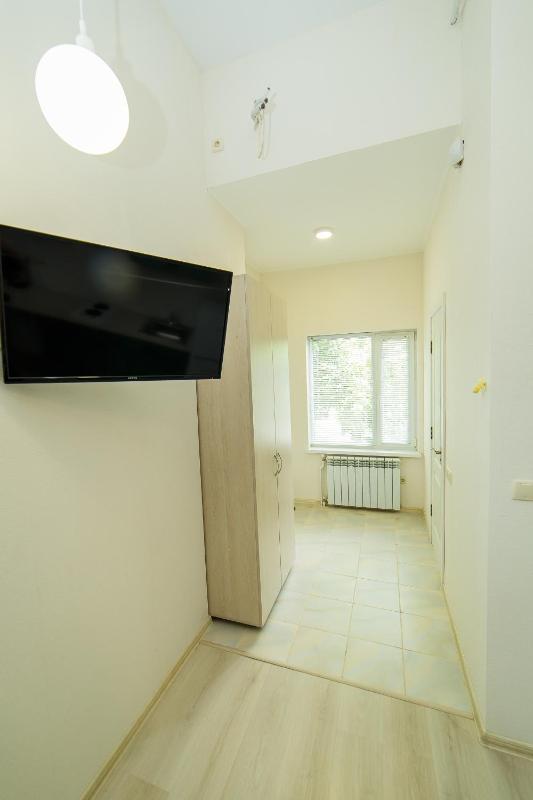 Apartment with Shower image 3