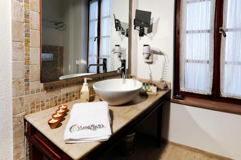 Deluxe Double Room image 2