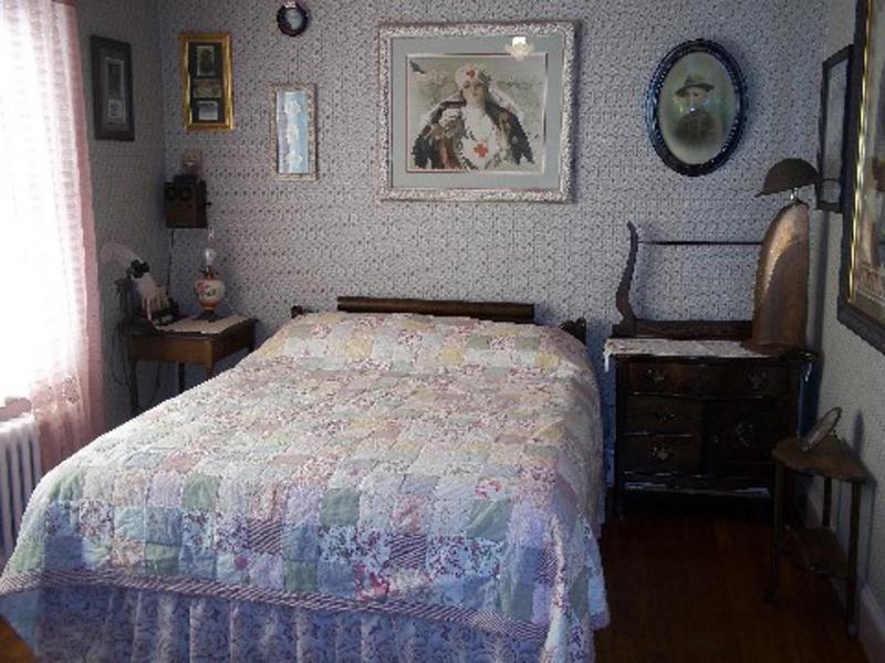 Queen Room image 2