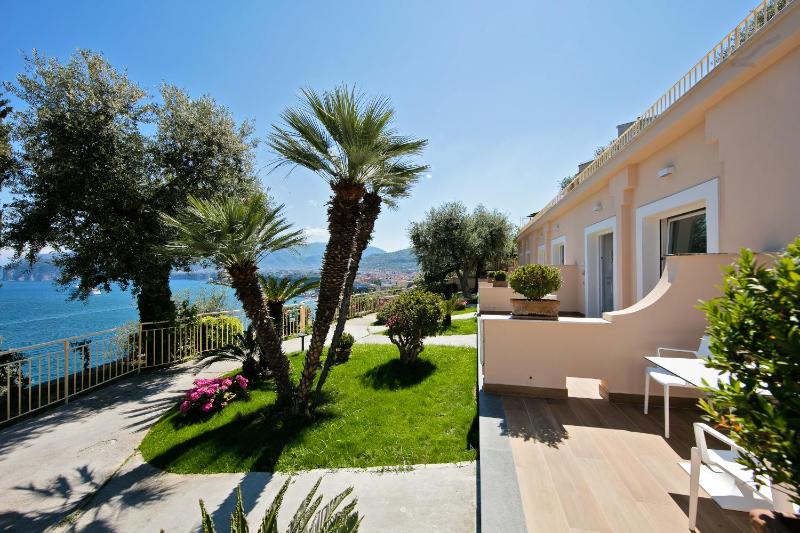 Deluxe Triple Room with Sea View image 3