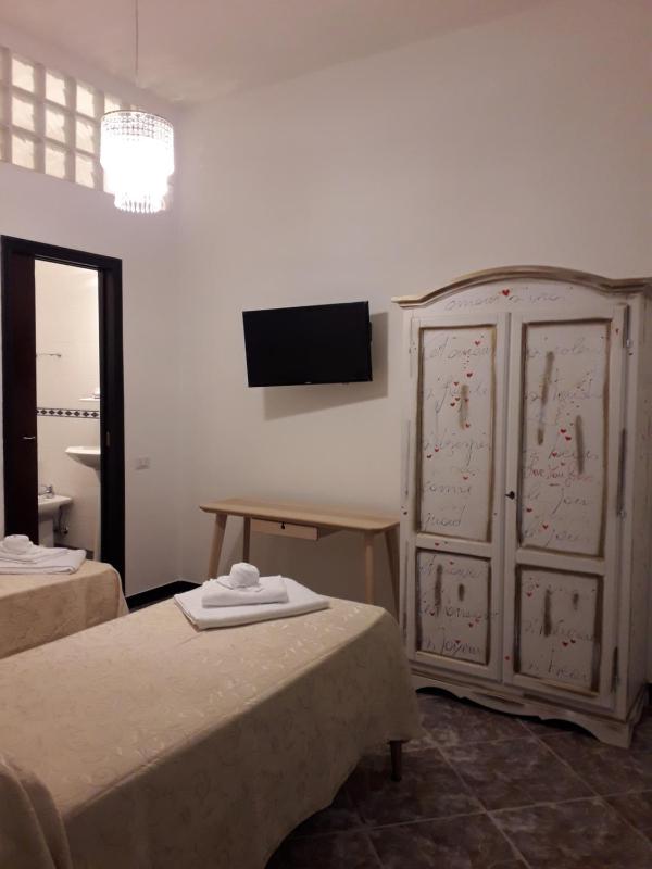 Economy Double Room image 2