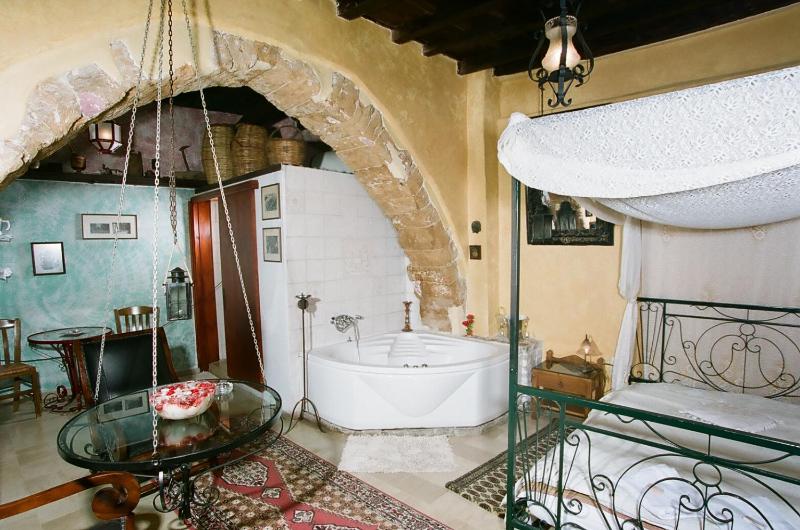 Deluxe Double Room with Bath image 2