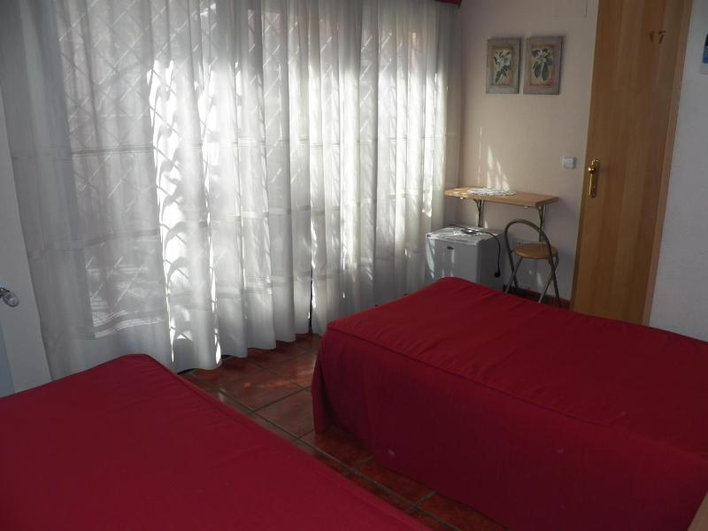 Twin Room with Private Bathroom image 1