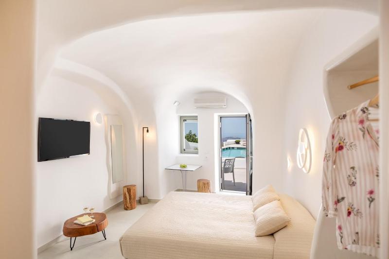 Classic Double Room with Pool View image 4