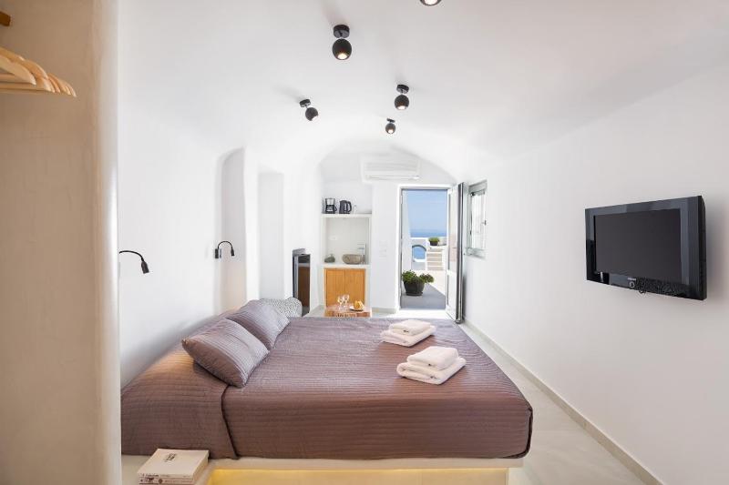 Classic Double Room with Pool View image 3