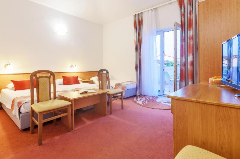 Triple Room with Balcony image 1