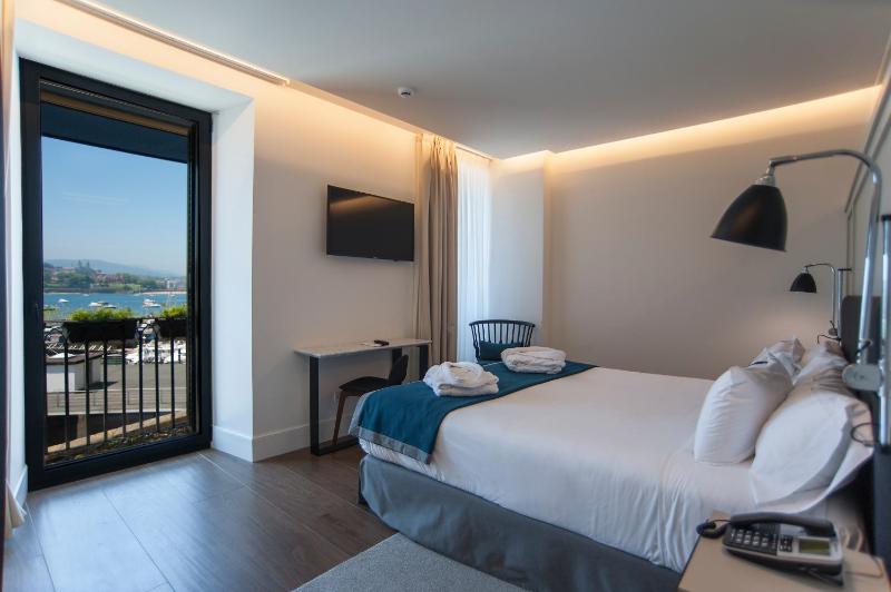 Double Room with Sea View image 3