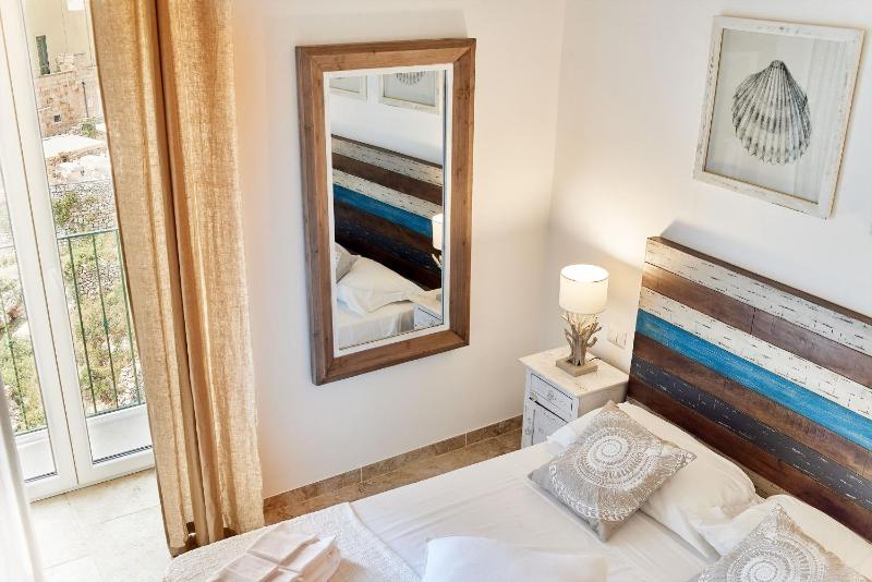 Double Room with Sea View image 4