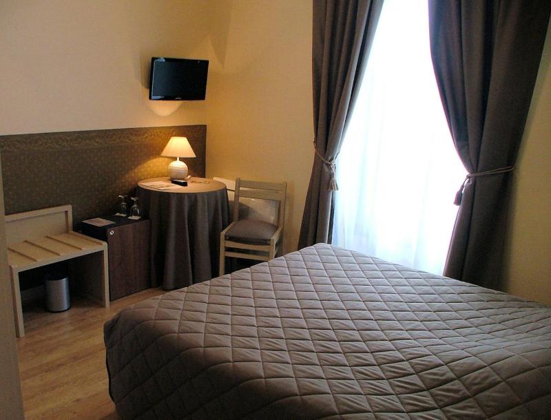 Standard Double Room image 4