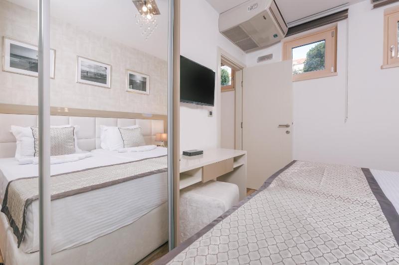 Deluxe Suite Lower Ground Floor image 3
