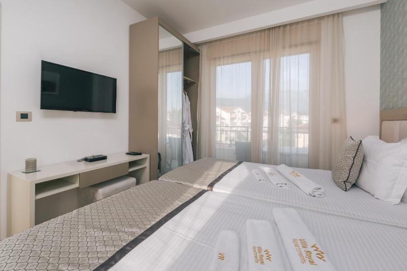 Deluxe Suite with  Balcony image 2
