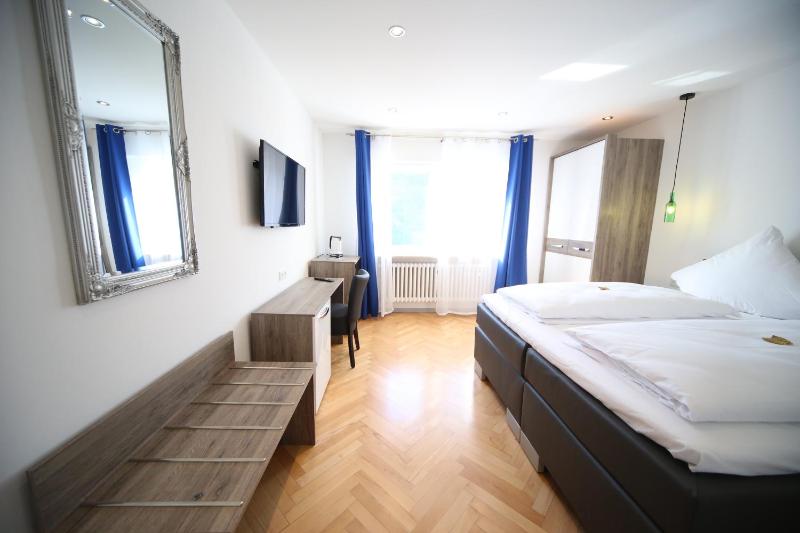 Double Room image 4