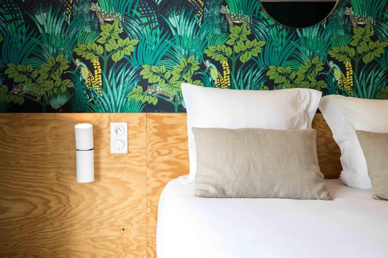 Deluxe Queen Room image 1