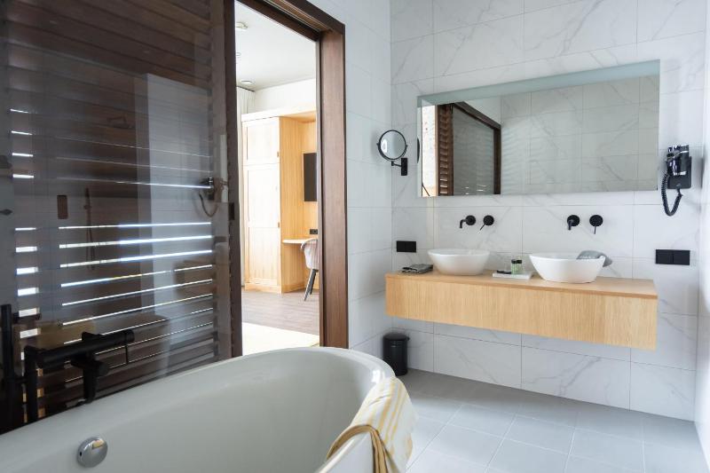 Superior King Room image 4