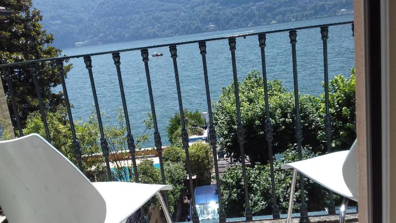 Double Room with Balcony and Lake View image 3